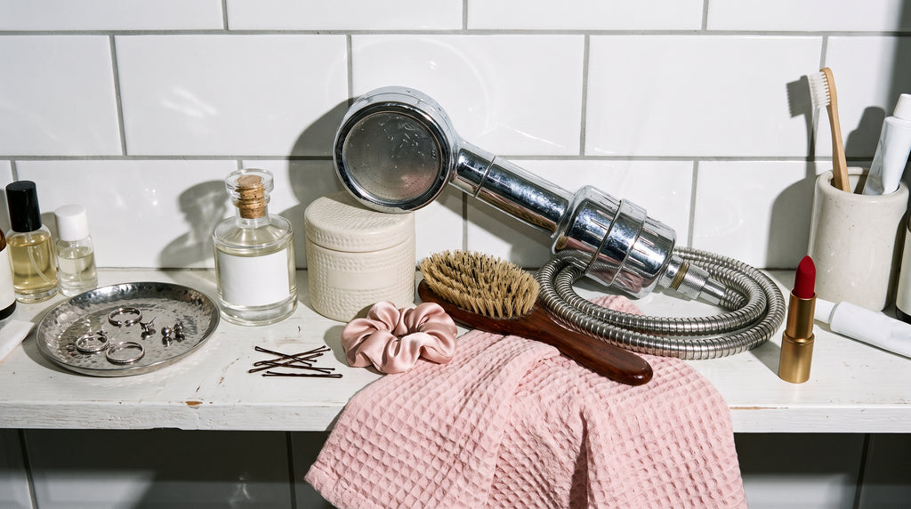Le pommeau Aurdent parmi les produits d'une routine beauté, étagère de salle de bain